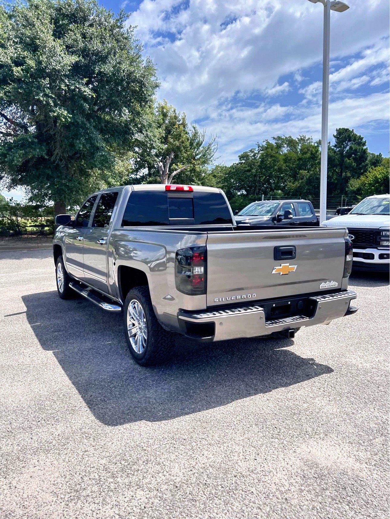 
								2017 Chevrolet Silverado 1500 Crew Cab · High Country Pickup 4D 5 3/4 ft full									