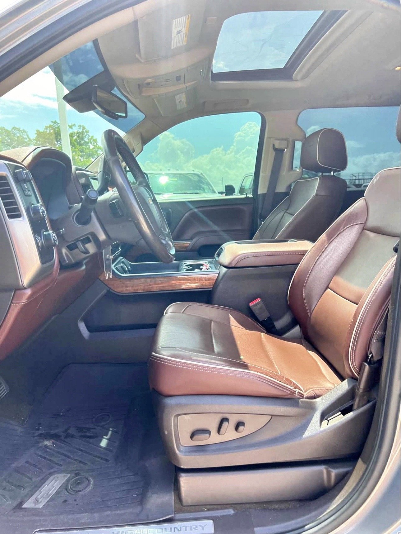 
								2017 Chevrolet Silverado 1500 Crew Cab · High Country Pickup 4D 5 3/4 ft full									