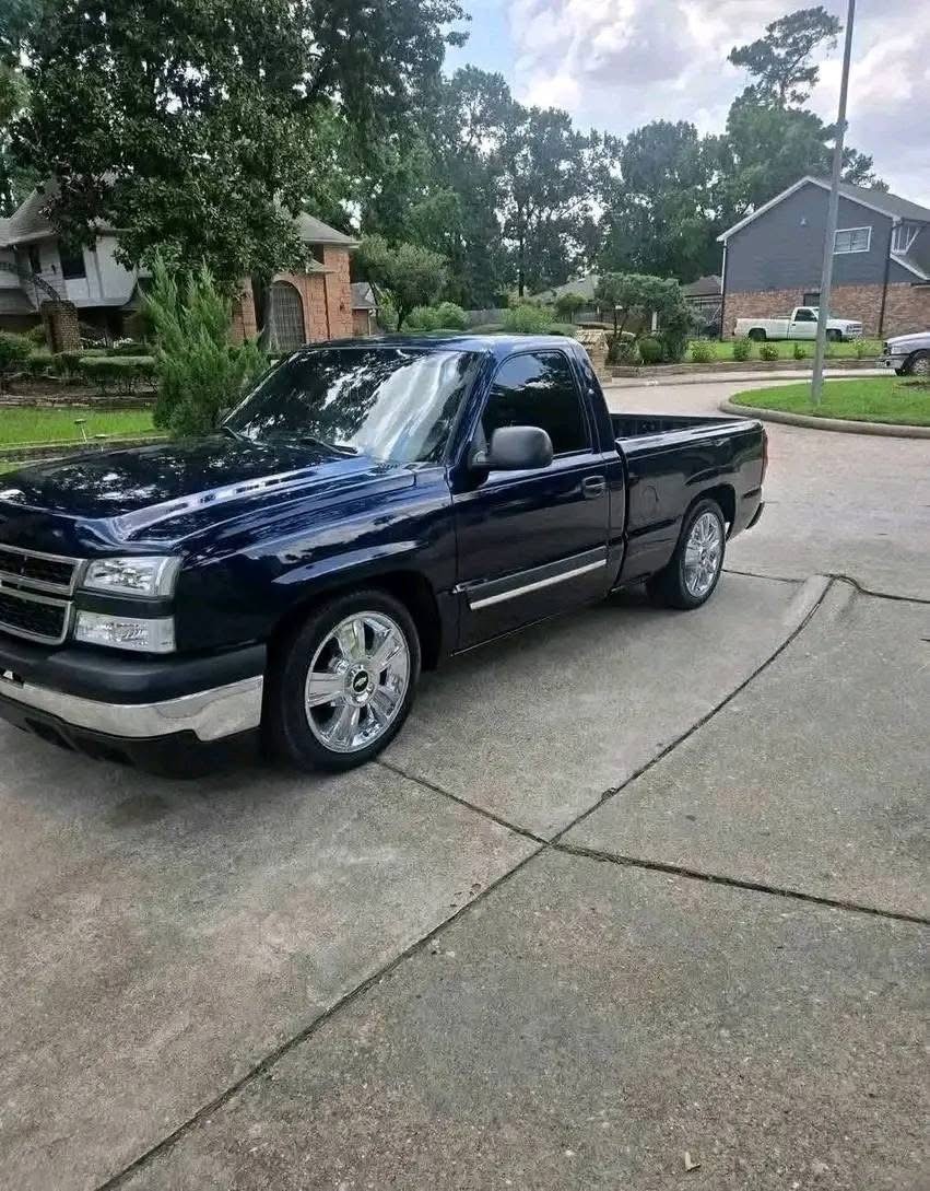 
								2006 Chevrolet 1500 Regular Cab · Short Bed full									