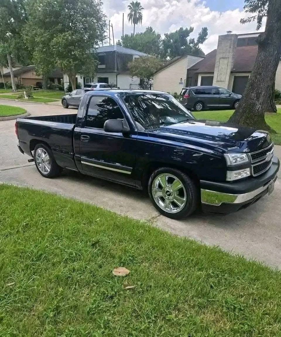 
								2006 Chevrolet 1500 Regular Cab · Short Bed full									