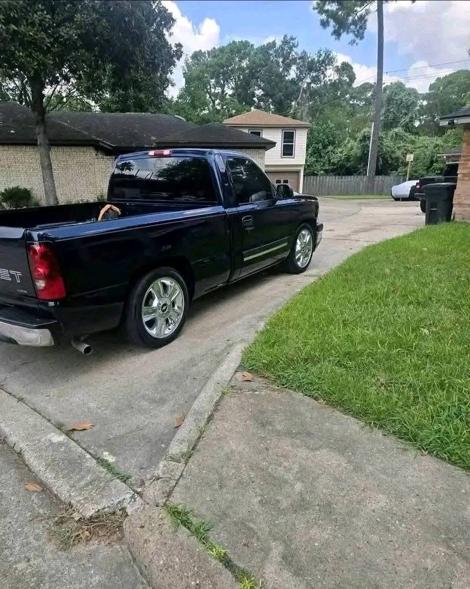 
								2006 Chevrolet 1500 Regular Cab · Short Bed full									