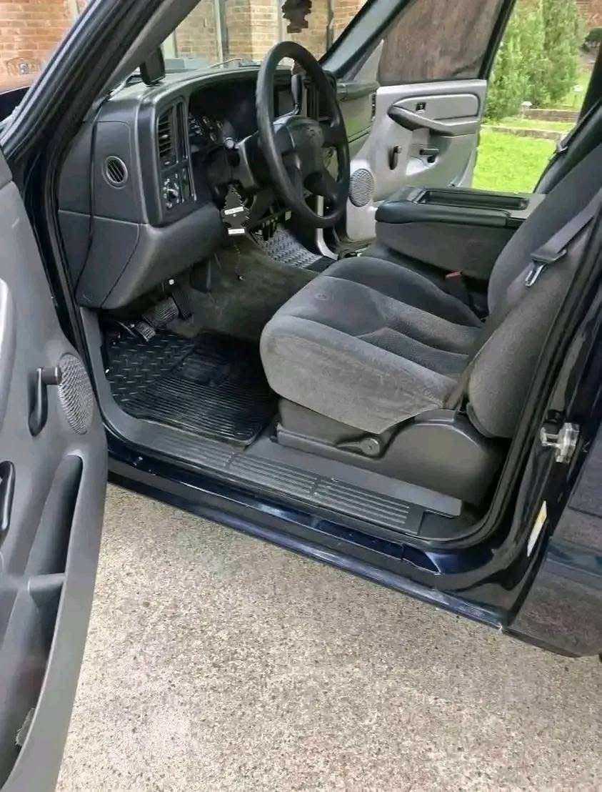 
								2006 Chevrolet 1500 Regular Cab · Short Bed full									