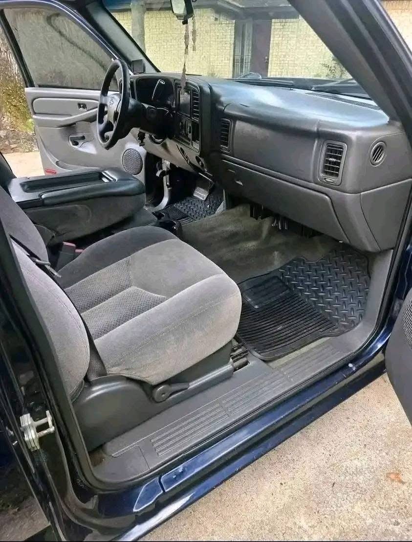 
								2006 Chevrolet 1500 Regular Cab · Short Bed full									