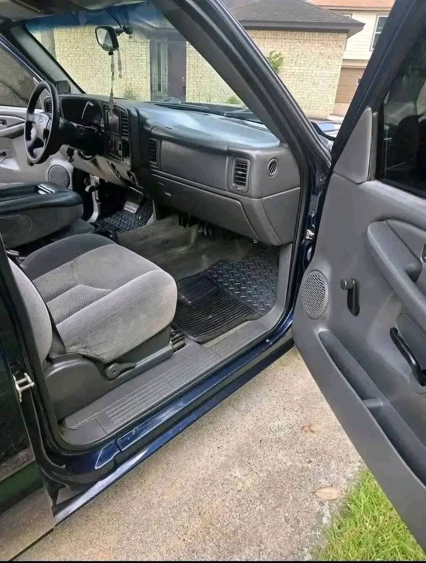 
								2006 Chevrolet 1500 Regular Cab · Short Bed full									