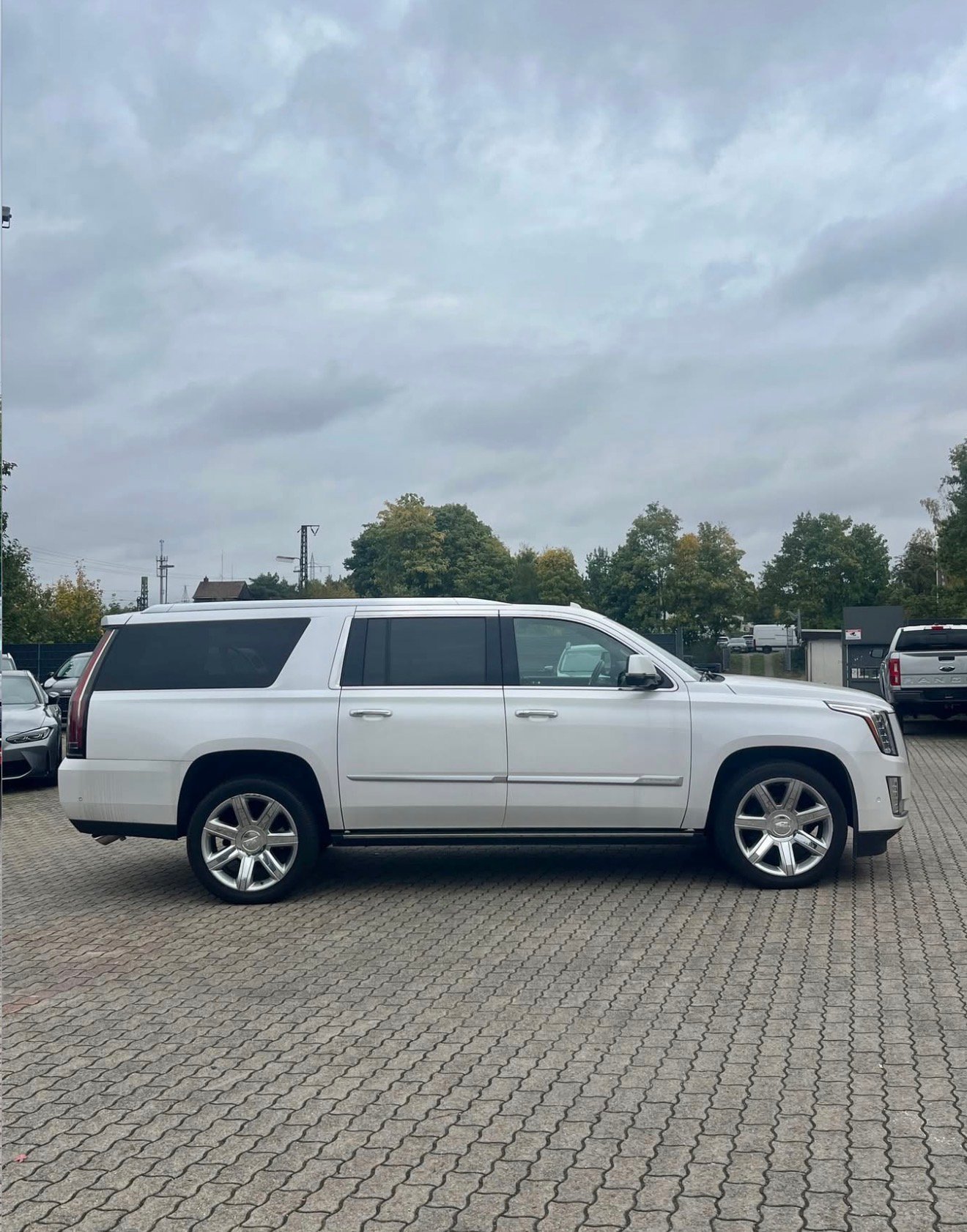 
								2020 Cadillac Escalade ESV full									